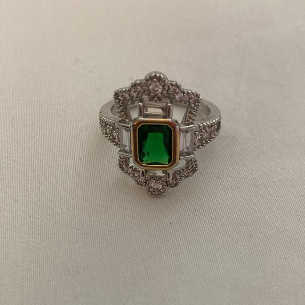 RING ss w/rect. green stone w/4 rect. clear stones & 17 rd. stone sz. 7 $55 - Picture 1 of 8